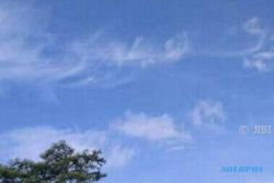 FENOMENA ALAM : Mirip Huruf Hijaiah, Penampakan Awan di Langit Semarang Sita Perhatian