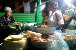 Nenek-Nenek Penjual Gendar Pecel di Jebres Solo Ini Mengaku Berumur 125 Tahun