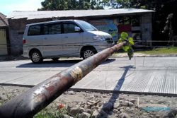 FOTO KECELAKAAN BOYOLALI : Tiang Jaringan Telepon di Jalan Simo-Sambi Boyolali Ambruk