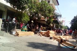 PASAR TRADISIONAL SOLO : Bangunan Direnovasi, Puluhan Pedagang Pasar Kadipolo Tempati Kios Darurat