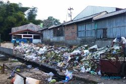 KEBERSIHAN SEMARANG : Makin Numpuk, Tempat Sampah Pasar Kembangsari Juga Dipakai Warga