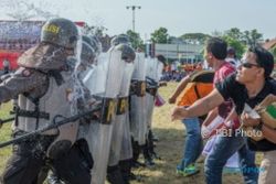 FOTO HARI BHAYANGKARA : Polres Demak Simulasi di Alun-Alun