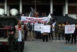 DEMO SOLO : Tolak Perppu Ormas, DSKS Unjuk Rasa di Gedung DPRD