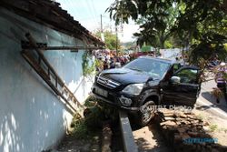 KECELAKAAN BOYOLALI : Tabrakan Mobil vs Truk, Satu Rumah Warga Rusak
