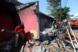 PENATAAN PKL SOLO : 18 Kios di Jl. Brigjen Katamso Mojosongo Dibongkar
