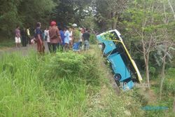 KECELAKAAN KARANGANYAR : Bus Rombongan Hajatan Tergelincir ke Ladang, 10 Orang Terluka