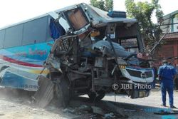 KECELAKAAN MADIUN : Ugal-Ugalan, Bus Sugeng Rahayu Tabrak Truk