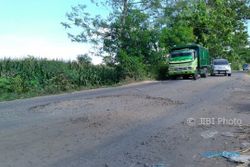 INFRASTRUKTUR KLATEN : Gara-Gara Dilintasi Truk Galian C, Jalan Mundu-Sorogaten Tulung Kerap Rusak