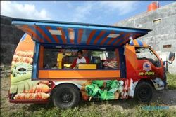 KULINER SOLO : Jual Nasi Pecel, Food Truck Ini Tetap Laris Manis