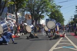 HUT SUKOHARJO : Atraksi Marching Band AAU Bikin Penonton Berdecak Kagum