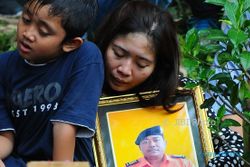 FOTO HELIKOPTER BASARNAS JATUH : Duka di Pemakaman Nyoto Purwanto
