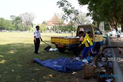 3 Jam Tak Cukup untuk Bersihkan Sampah di Alun-Alun Karanganyar