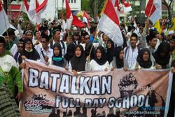 FOTO LIMA HARI SEKOLAH : Begini Aksi Para Santri Tolak Full Day School di Semarang