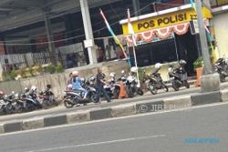PARKIR SEMARANG : Ada Pos Polisi dan Rambu Larangan, Parkir Liar Java Mall Tetap Lestari