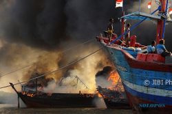 FOTO KEBAKARAN PATI : Dahsyatnya Api Kapal Nelayan Juwana