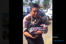 KISAH UNIK : Warga Rembang Lahirkan Bayi di Tol Cipali, Aksi Polisi Ini Malah Bikin Nangis