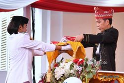 HUT RI : Presiden Jokowi Akhirnya Ungkap Kalimat Bisikan Kepada Pembawa Baki Bendera
