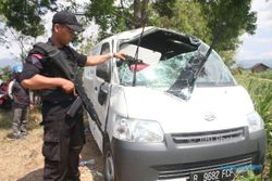 KECELAKAAN PONOROGO : Terjang Jalan Berlubang, Mobil Pengangkut Uang Terguling di Jetis