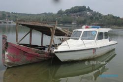 WISATA SRAGEN : Mangkrak, Perahu Bantuan Pemerintah Pusat di Gunung Kemukus Karam