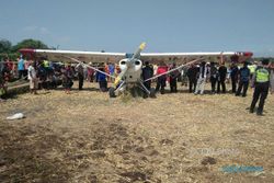 Pesawat yang Mendarat Darurat di Ponorogo Jadi Tontonan