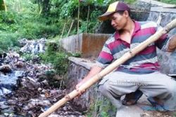 KEBERSIHAN SALATIGA : Pengayuh Becak Ini Rela Bersihkan Sampah di Sungai Kedawung