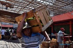 FOTO PASAR TRADISIONAL SEMARANG : Pedagang Pasar Kanjengan Digusur