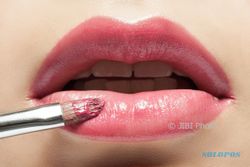TIPS KECANTIKAN : Ingin Lipstik Tak Menempel di Gigi? Ini Caranya!