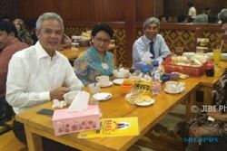GUBERNUR JATENG : Makan Bareng Menteri Susi, Gubernur Ganjar Diingatkan Makan Ikan