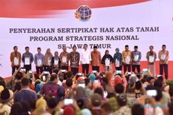 Presiden Jokowi Serahkan 2.850 Sertifikat Tanah di Jember