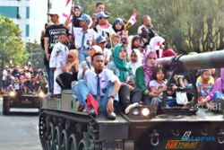 FOTO HUT RI : Warga Leluasa Naik Tank di Semarang