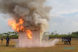 Petugas Linmas dan Satpol PP Kota Madiun Berlatih Padamkan Api