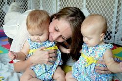 TIPS KELUARGA : Meski Kembar, Ibu Tak Boleh Perlakukan Sama