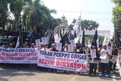 Demo Tolak Perppu Ormas di Gedung DPRD Solo, Polisi Halau Massa Luar Kota
