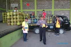 ELPIJI KARANGANYAR : Gas Melon Langka, Polisi dan Camat Colomadu Sidak ke Agen