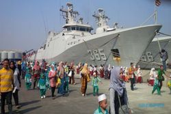 Ratusan Siswa Serbu 4 Kapal Perang di Tanjung Emas