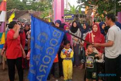 HUT KEMERDEKAN RI : 2 Nenek Semangat Ikut Jalan Sehat di Bogoran