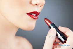 Ternyata, Ini Alasan Pramugari Kerap Pakai Lipstik Warna Cerah