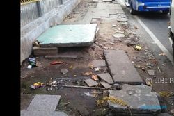 INFRASTRUKTUR SALATIGA : Kerusakan Trotoar Jl. Pattimura Dinilai Bahayakan Pengguna Jalan