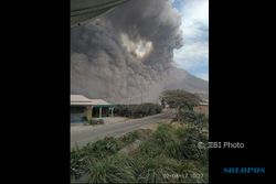 Foto-Foto "Kegelapan" Awan Panas Gunung Sinabung