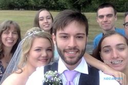 KISAH UNIK : 9 Tahun Selfie, Ekspresi Pria Ini Selalu Sama