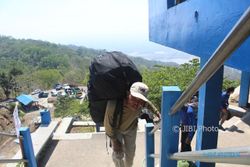 Kisah Porter Paralayang Berburu Berkah di Puncak Joglo Wonogiri