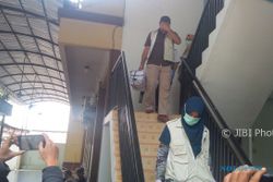 Geledah KSOP Tanjung Emas, Petugas KPK Bawa Barang-Barang Ini