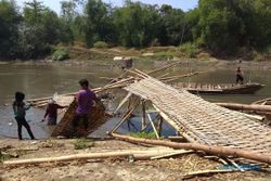 Jembatan Sasak Kampung Beton Solo Ambruk Lagi, Ditutup Sehari
