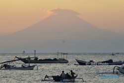 Meski Turun Jadi Siaga, Gunung Agung Bali Masih Berpotensi Meletus