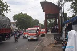 TRANSPORTASI SEMARANG : Duh, Halte BRT di Jl. Majapahit Jadi Pangkalan Angkot