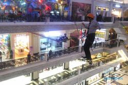 Uji Adrenalin Berjalan di Atas Tali di Dalam Mall, Berani?