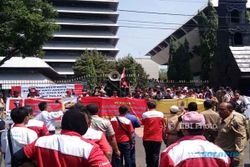 TRANSPORTASI ONLINE : Ratusan Sopir Taksi Gerudug Kantor Gubernur Jateng