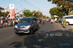 Duh, Mobil dan Sepeda Motor Masih Melintas di CFD Jl. Juanda Solo