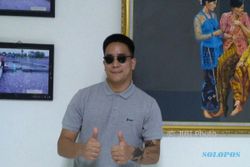 Tambah Koleksi Kacamata, Ben Sihombing Blusukan ke Pasar Triwindu Solo