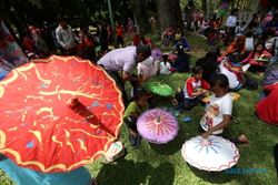 Ceria, Ratusan Anak Berkreasi Lukis Payung di Taman Balekambang
